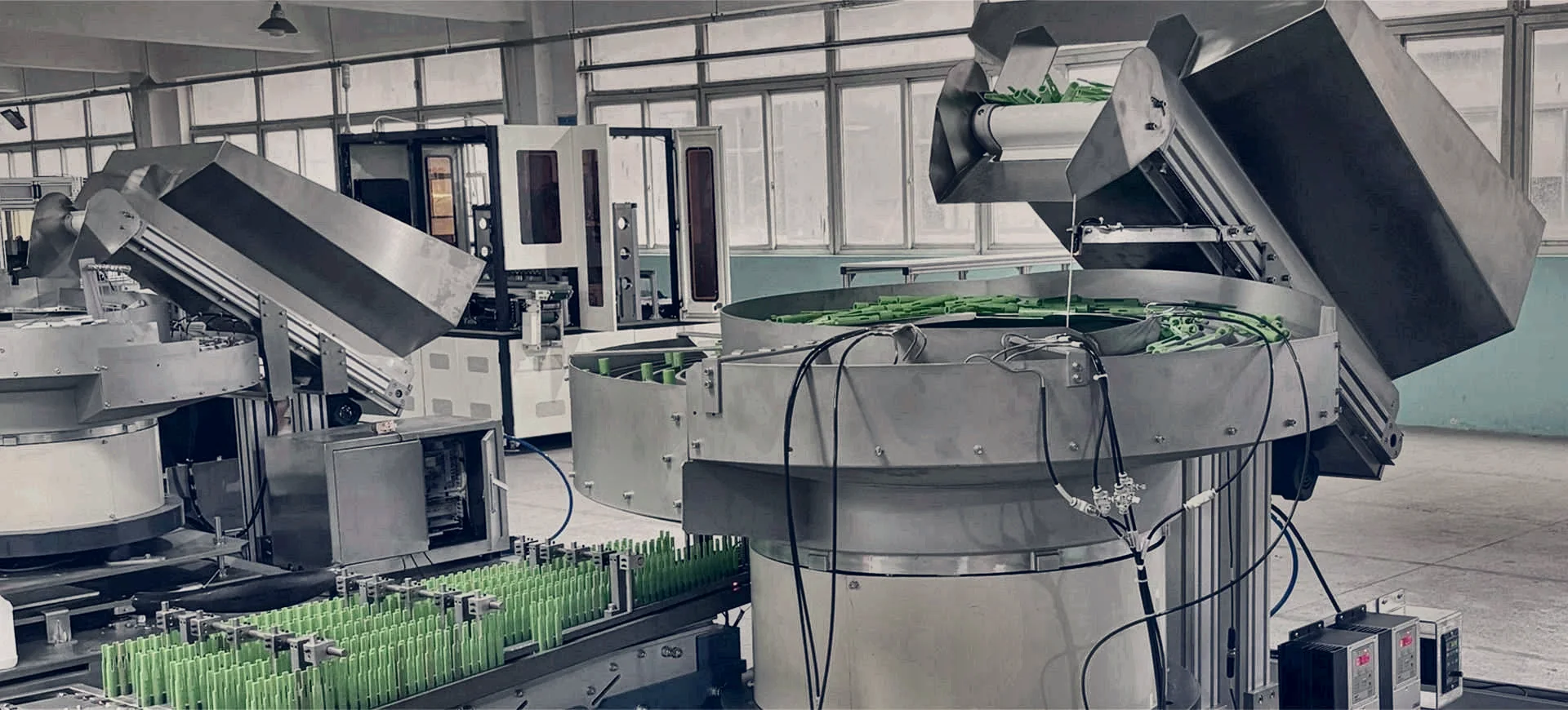 Complete automated component feeding line with elevators, bowl feeders and output tracks